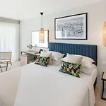Hotel Gava Waterman Island 4*