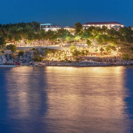 Hotel Gava Waterman Island 4*