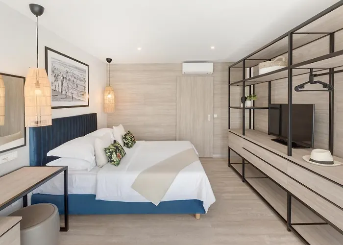 Hotel Gava Waterman Island 4*